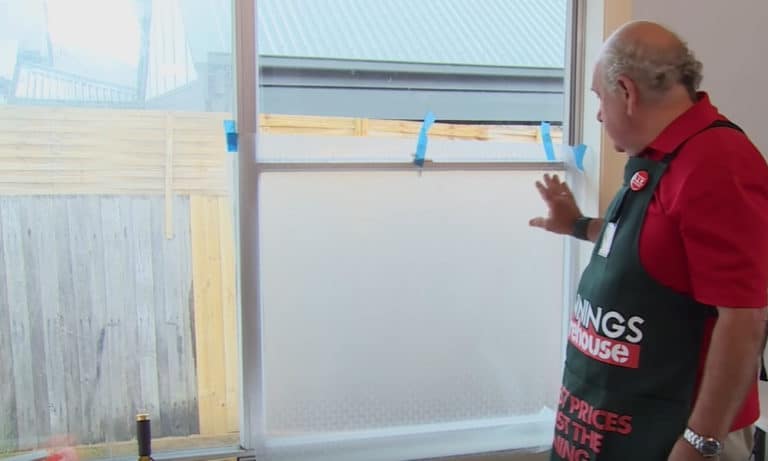 4 Easy Ways to Frost a Window