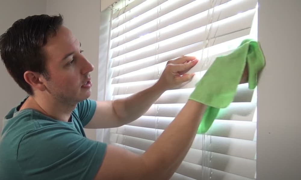 Clean the Entire Length of the Blinds