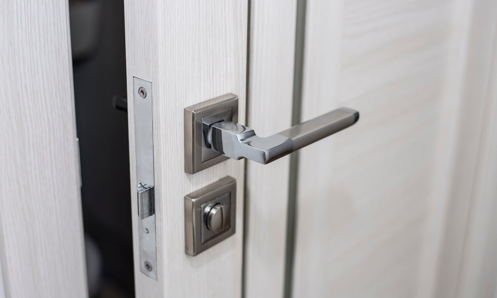 7 Ways To Lock A Door Without - How To Install Bathroom Door Handle With Lock