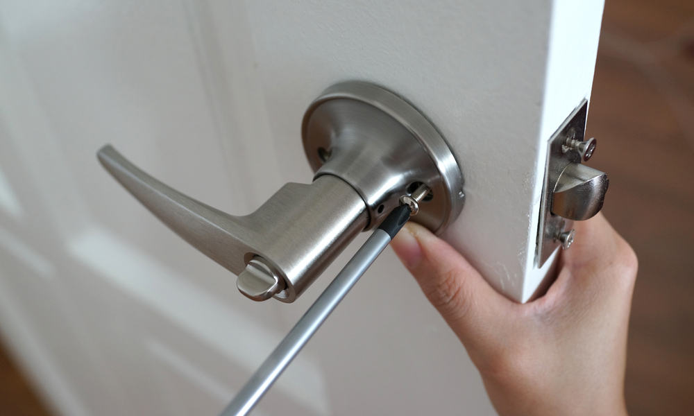 7 Easy Ways to Lock a Door Without a Lock