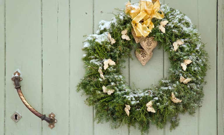 9 Easy Ways to Hang a Wreath on Door