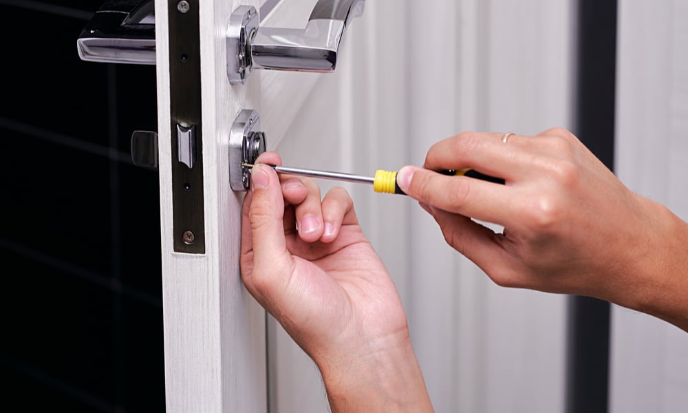 7 Easy Steps to Replace a Door Handle