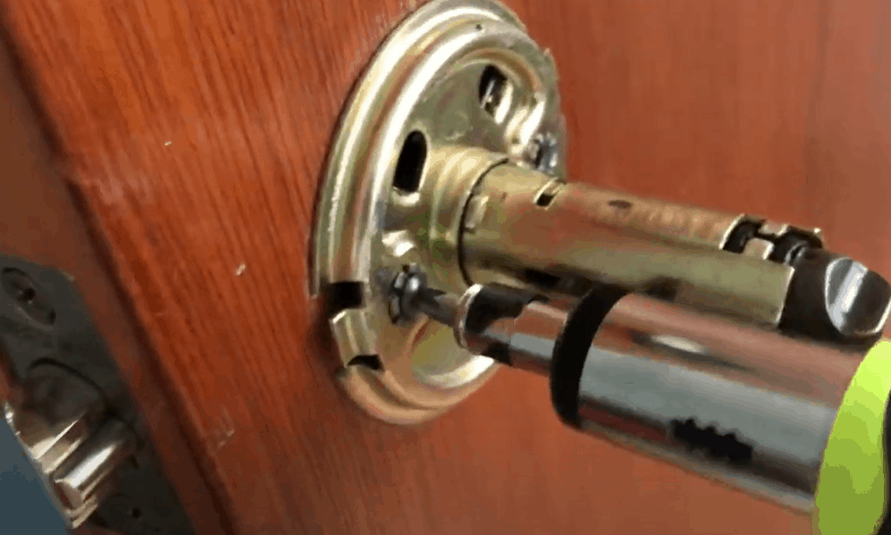 Remove a lock system with a cover plate