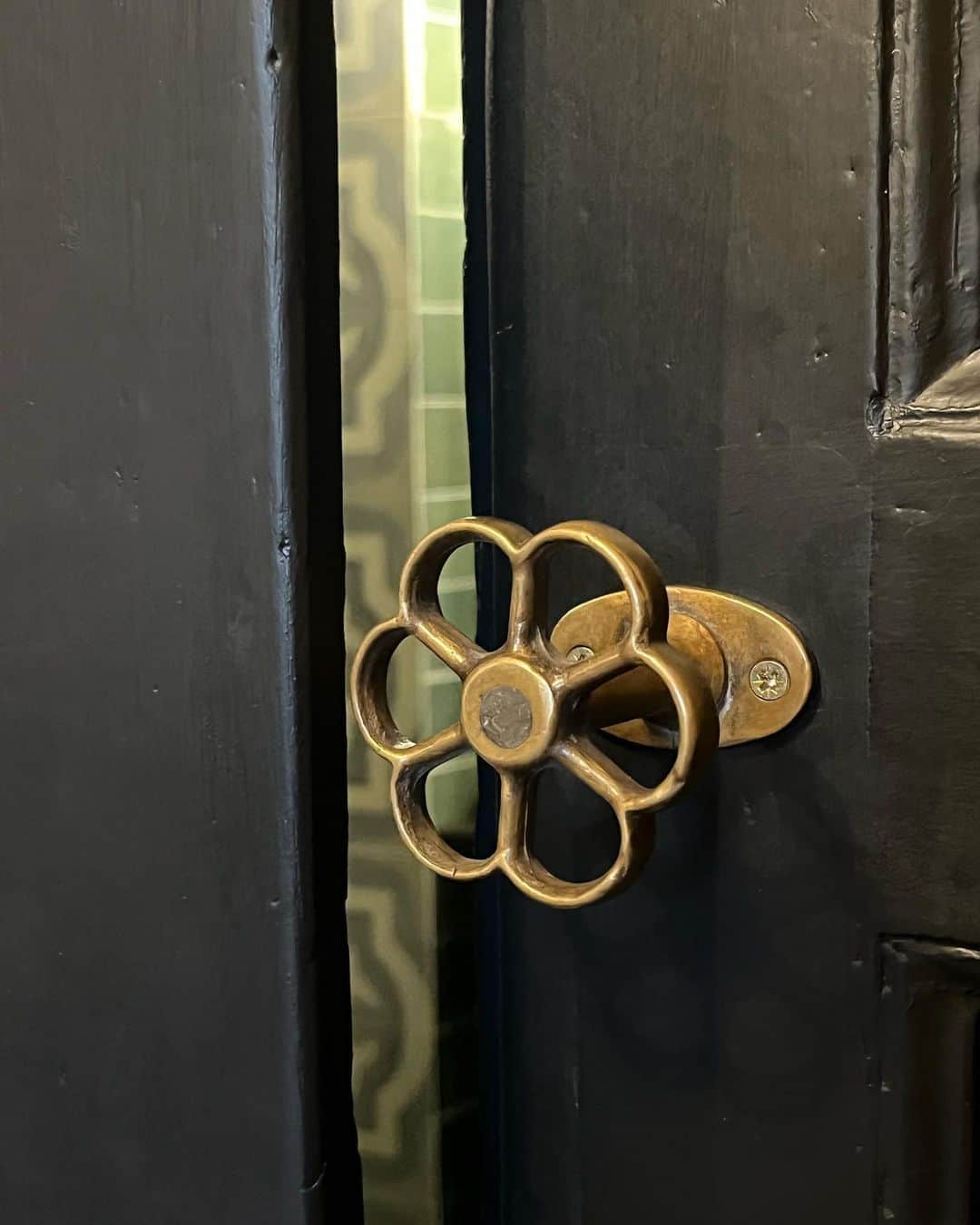 Keyed entry door knobs